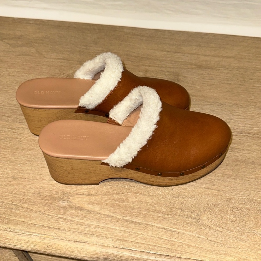 NWOT brown clogs